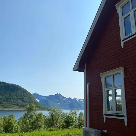 Dom wakacyjny Charming With Seaview In Senja