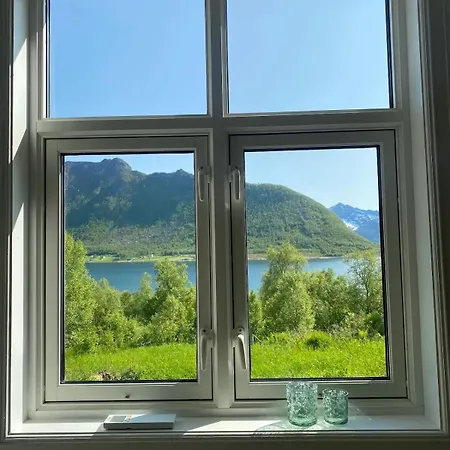 Charming With Seaview In Senja Dom wakacyjny